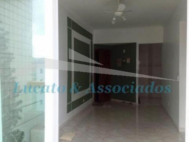 Apartamento na Ocian, 02 dormitórios sendo 01 suíte, sala com sacada envidraçada, cozinha, área de s