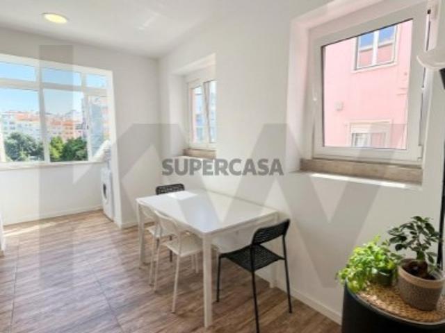 Apartamento nas Av. Novas, perto de tudo, renovado e com varanda, em prédio com elevador