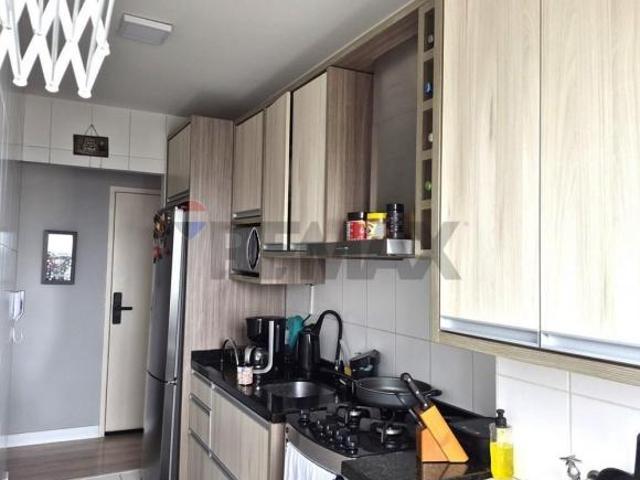 Apartamento no 9º andar, com 2 quartos e suíte, em Condomínio Club no Tingui