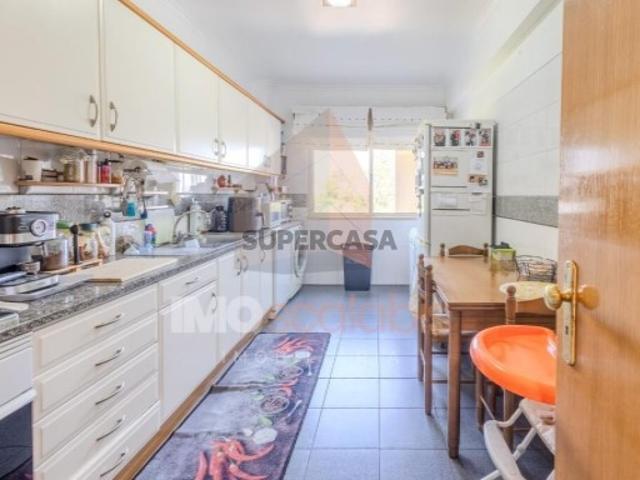 Apartamento no 1.º Andar com Arrecadação e Estacionamento