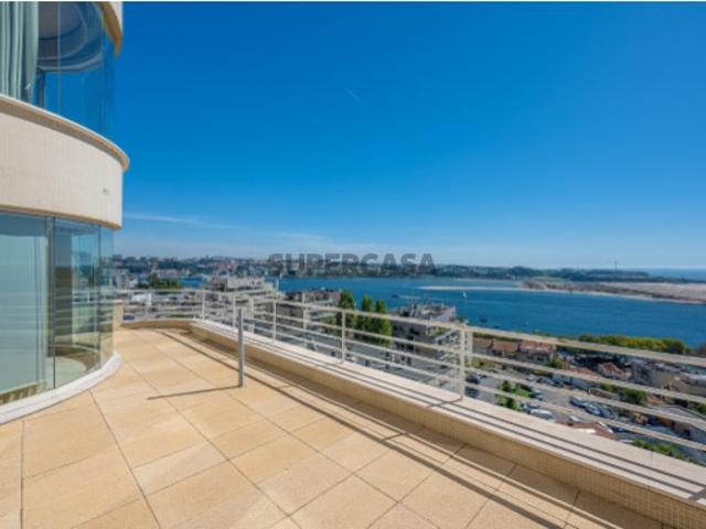 Apartamento no último piso na Quinta de Miramar
