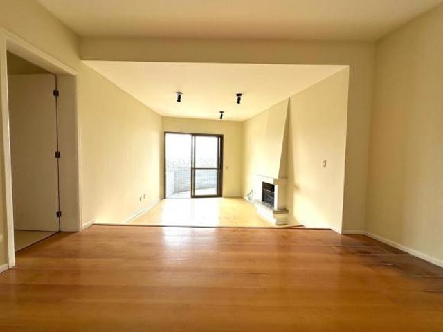Apartamento no Água Verde com 114m² de 3 quartos 1 suíte 2 vagas e sacada gourmet