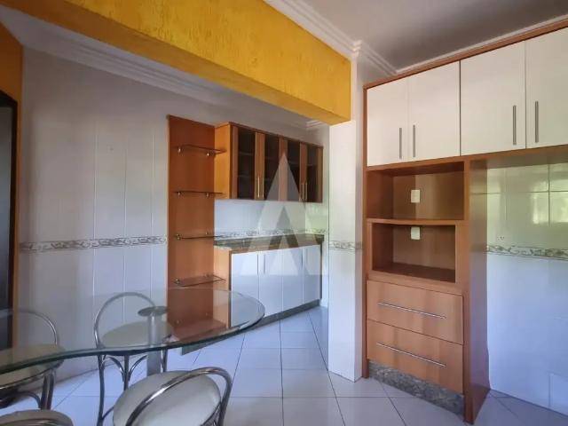 Apartamento no Atiradores com 3 quartos, sendo 1 suíte, armários na cozinha, sacada e 2 vagas de gar