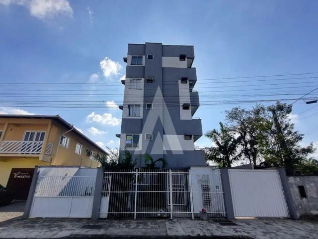 Apartamento no bairro Guanabara com 2 quartos, cozinha com armários, sacada com churrasqueira e e 1