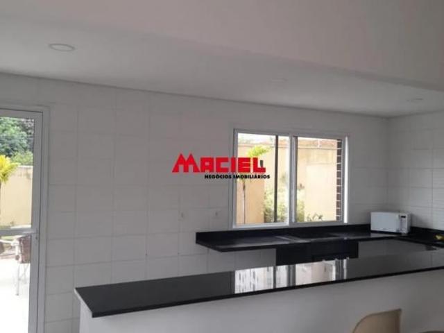 APARTAMENTO NO CENTRO DA CIDADE NOVO NO CONTRAPISO, 01 DORMITORIO, SALA, COZINDA, WC, VARANDA, 01 VA