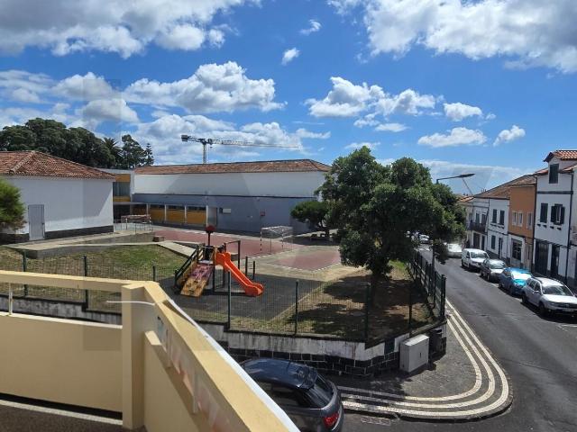 Apartamento no centro de Ponta Delgada com potencial de duplicar área