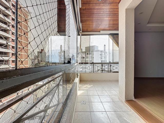 APARTAMENTO NO CENTRO NO ÚLTIMO ANDAR