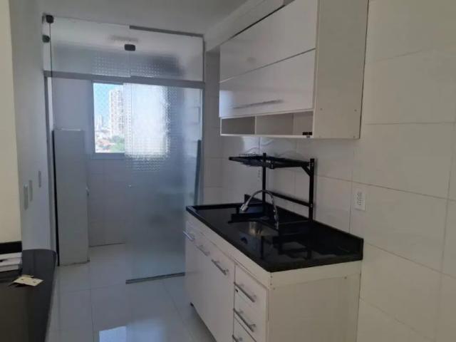 Apartamento no Ed. East Side para locação com 02 dormitórios, sacada e 01 vaga de garagem
