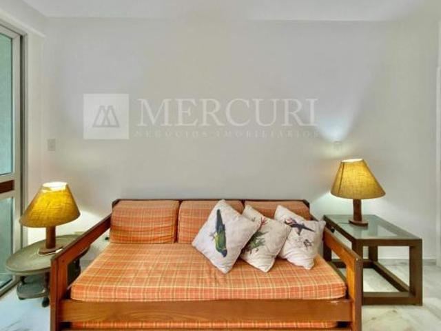 Apartamento no Guarujá, Pitangueiras, 2 Quartos, Sendo 1 Suíte e Sacada com Vista Parcial Mercuri