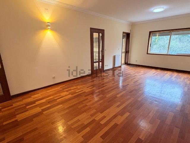 Apartamento, Nogueira e Silva Escura