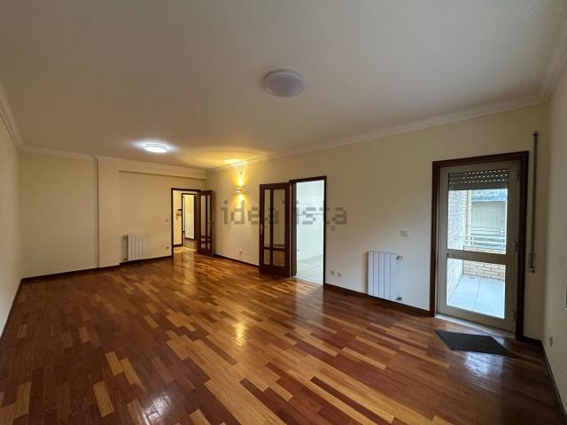 Apartamento, Nogueira e Silva Escura