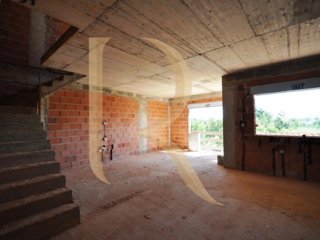 Apartamento novo duplex T3+2 com garagem, elevador e varandas em Vale de Milhaços Corroios