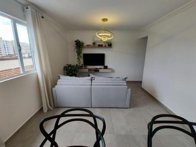 Apartamento novo de 65m2 com varanda, 2 dorms, 1 suíte e vaga demarcada no macuco em Santos!