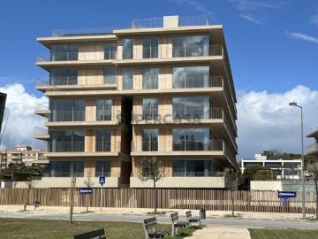 Apartamento NOVO no 4.º andar, inserido em prédio moderno, com excelentes acabamentos. Dispõe de cozinha totalmente equipada, 2 casas de banho, 2 lugares de estacionamento privativos e acesso a piscina comum