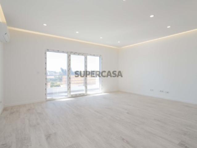 Moderno T3 em Seixal com Vista Panorâmica e Garagem