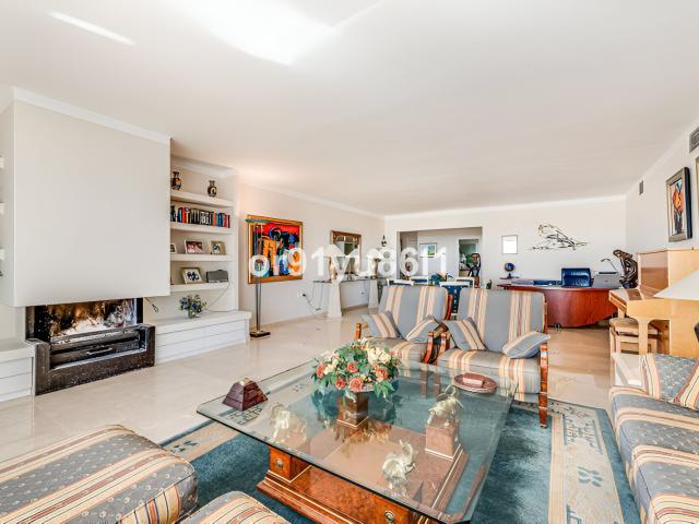 Apartamento orientado al sur en Las Lomas de Marbella Club c. 310m² Marbella