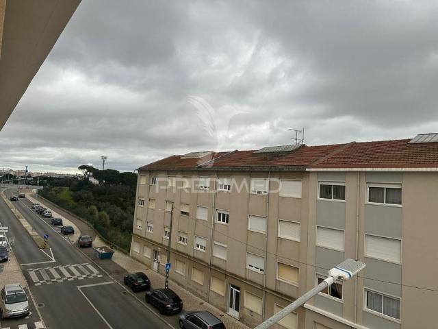 Apartamento p/ arrendar t2 remodelado seixal perto dos barcos