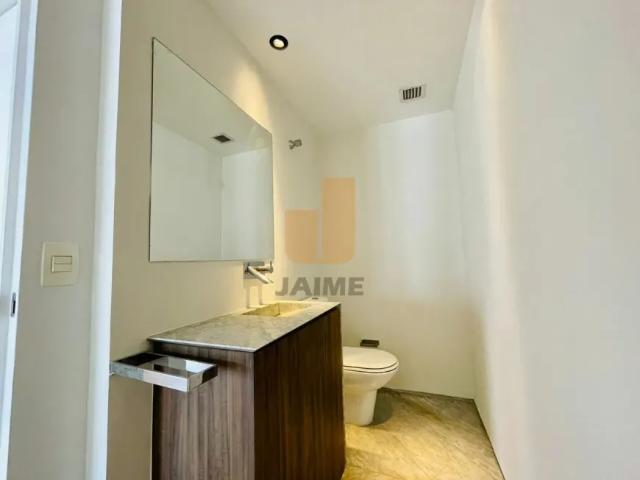 Apartamento padrão com 3 dormitórios, sendo 3 suítes, closed, 4 garagens. Excelente localização!