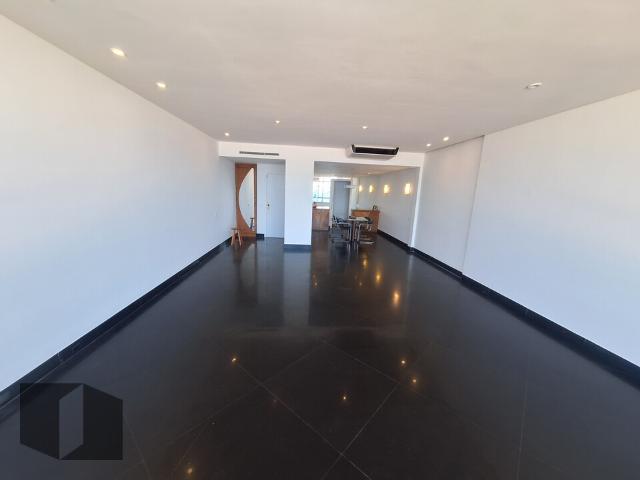 Apartamento para Aluguel com 2 quartos, 203 m² por R$ 30.000