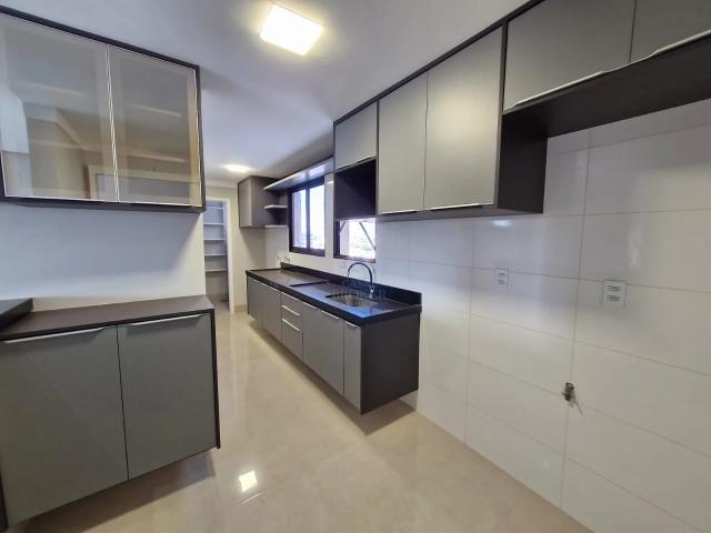 Apartamento para Aluguel com 3 quartos por R$ 2.700