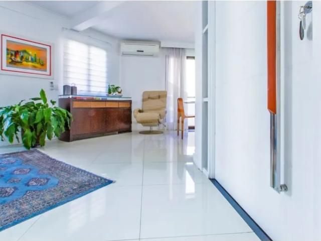 Apartamento para aluguel e venda tem 230 metros quadrados com 4 quartos