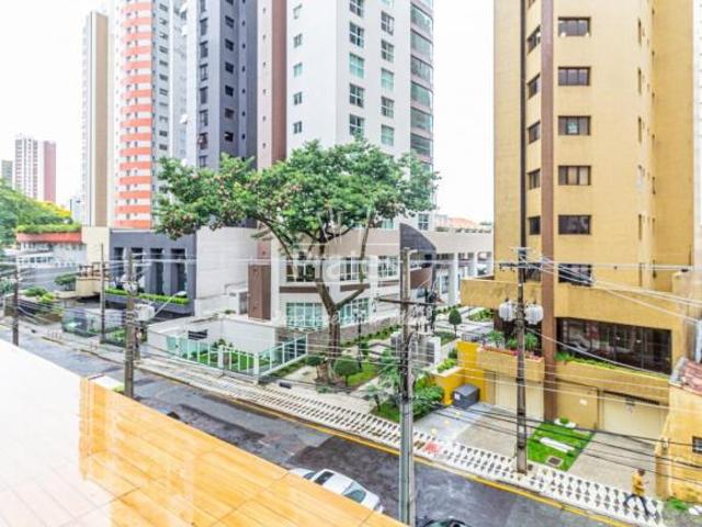 Apartamento à venda em Batel
