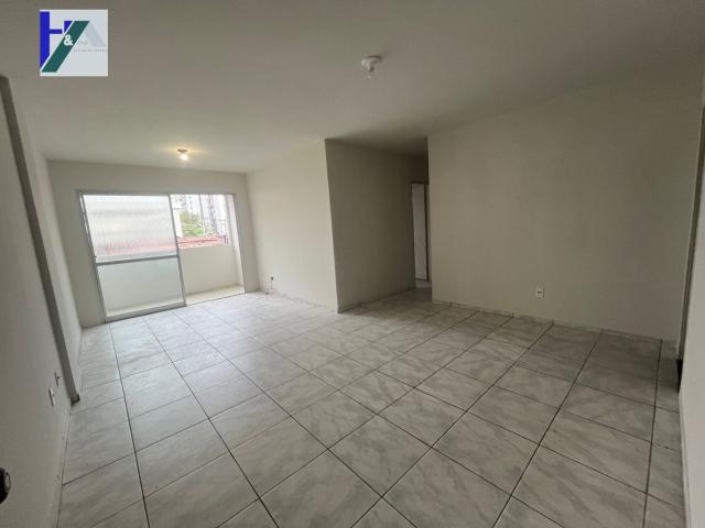 Apartamento para alugar com 3 quartos e 110 m² por R$ 3.015/mês