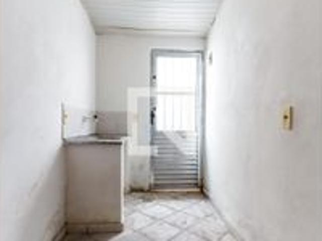 Casa para alugar com 25m², 1 quarto e sem vaga
