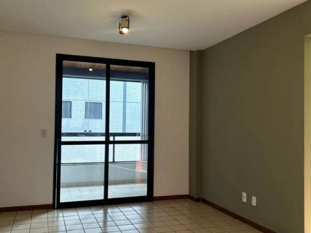 More em um dos endereços mais desejados de Vitória! Apartamento de 2 quartos em edifício de frente para o mar