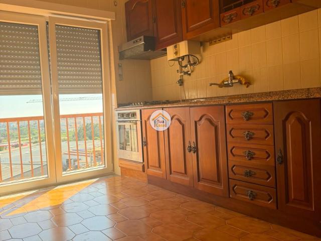 Apartamento para arrendamento T2 com varanda, sala com Lareira e cozinha equipada com varanda