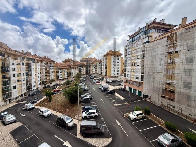 Apartamento para arrendamento em Massamá Norte