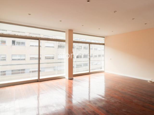 Apartamento para arrendar em Rua Antero Henriques da Silva Costa Guimarães