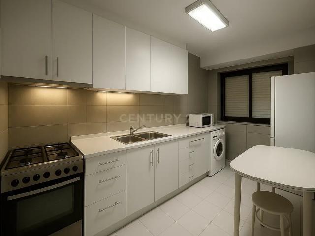 Apartamento para investidores com inquilino T0 1 divisão Assoalhada Remodelado zona do Feijó junto complexo desportivo