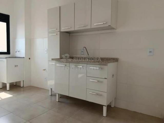 Apartamento para locação e venda no condomínio Naif com 02 dormitórios e cozinha com armários