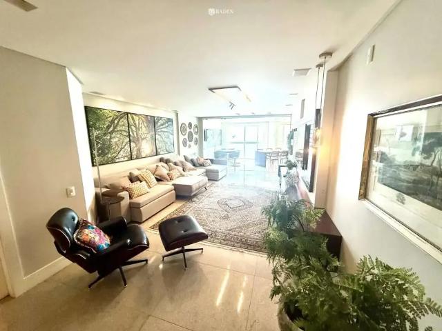Apartamento para Locação em Balneário Camboriú/SC Frente do Mar 4 Quartos