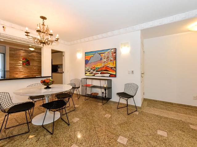 Apartamento para locação na quadra da praia de Leblon