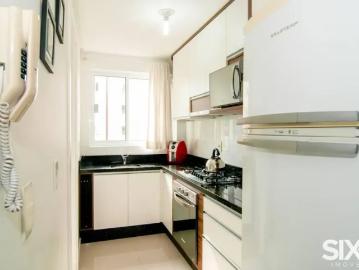 Apartamento no Edifício Empire Tower Beach com 2 suítes e 2 vagas para locação na Barra Norte em Bal