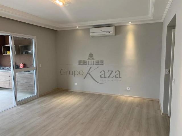 Apartamento para Venda em São José dos Campos/SP Jardim das Indústrias 4 Quartos