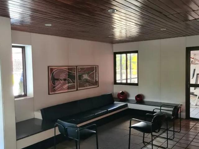 Apartamento para venda possui 180 metros quadrados com 4 quartos em Casa Forte Recife PE