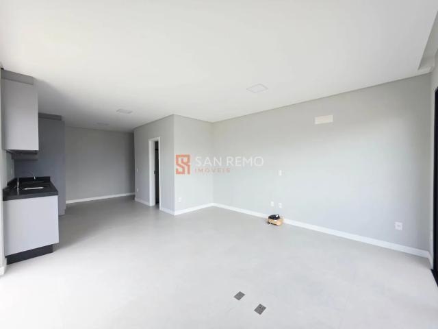 Apartamento para venda/aluguel com 1 quarto, em Coqueiros com 75 m²