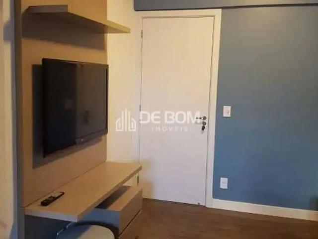 Apartamento parcialmente mobiliado e com quintal no centro de Poços, rua Assis Figueiredo, com uma