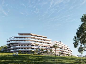 Apartamento planta baja con jardín y vistas al golf. 2 dormitorios, 2 baños. Estepona