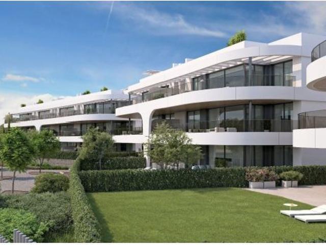 Apartamento planta baja de 3 dormitorios y 3 baños con jardín. Atalaya Golf, Estepona