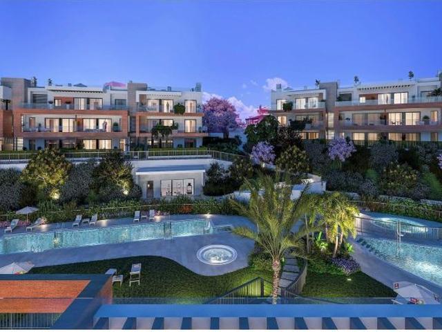 Apartamento planta primera de 3 dormitorios y 2 baños en La Atalaya, Estepona
