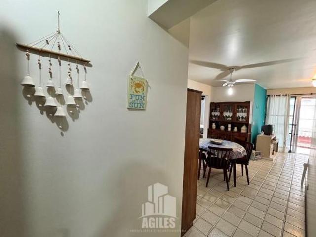Apartamento quadra mar, com suíte e garagem