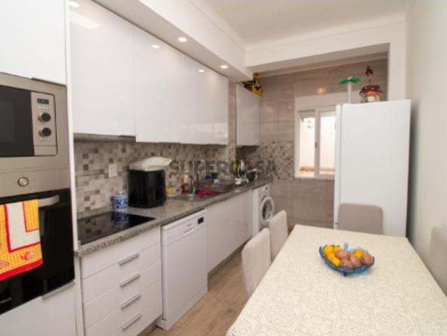 Apartamento R/C t2 remodelado com logradouro na Baixa da Banheira