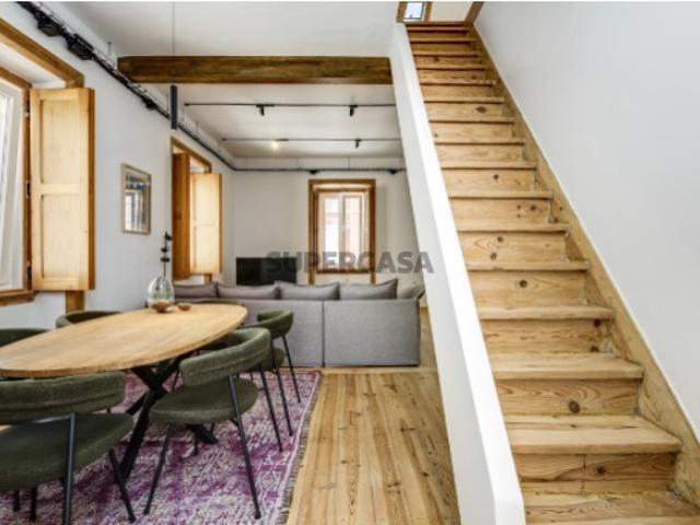 Apartamento Remodelado na Ajuda com 110 m², Luz Natural e Charme Lisboeta
