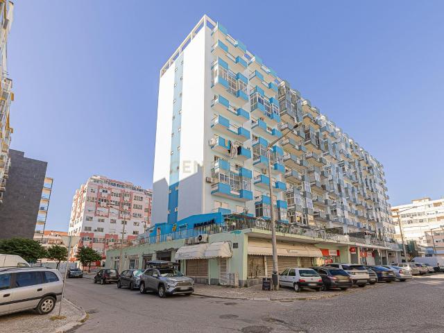 APARTAMENTO REMODELADO NO CENTRO DA COSTA DE CAPARICA