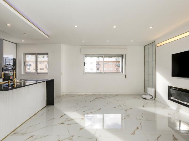 Apartamento Remodelado com 2 Quartos, Elevador e Potencial de Closet em Zona Residencial Tranquila