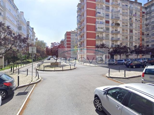 T3 Totalmente Remodelado com Varanda e Vista Monsanto em Benfica